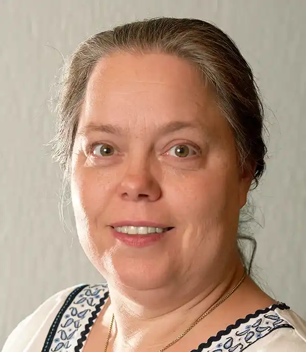 Kathrin Jacobi ist erste Vorsitzende des Vereins „Elternnetzwerk Magersucht e.V.“, moderiert mehrere Elterngruppen, leitet Elternabende und ist Ansprechpartnerin für Schulen, Sozialarbeitende und Jugendämter.