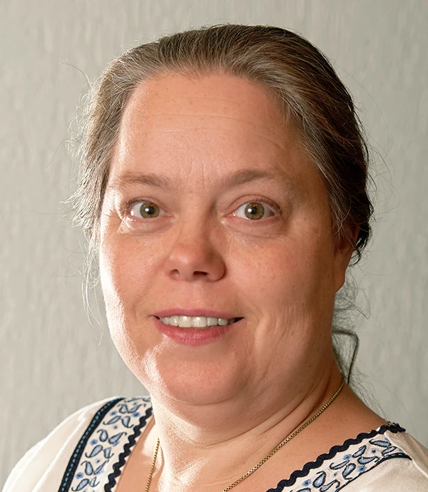 Kathrin Jacobi ist erste Vorsitzende des Vereins „Elternnetzwerk Magersucht e.V.“, moderiert mehrere Elterngruppen, leitet Elternabende und ist Ansprechpartnerin für Schulen, Sozialarbeitende und Jugendämter.